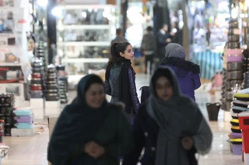 Mujeres iraníes, entre ellas una joven sin velo, caminaban en un mercado de Teherán el lunes.Foto: WANA NEWS AGENCY (via REUTERS)