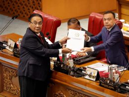 Dos parlamentarios indonesios muestran el informe sobre el nuevo código penal, durante una sesión plenaria parlamentaria celebrada este 6 de diciembre en Yakarta, Indonesia. Foto: WILLY KURNIAWAN