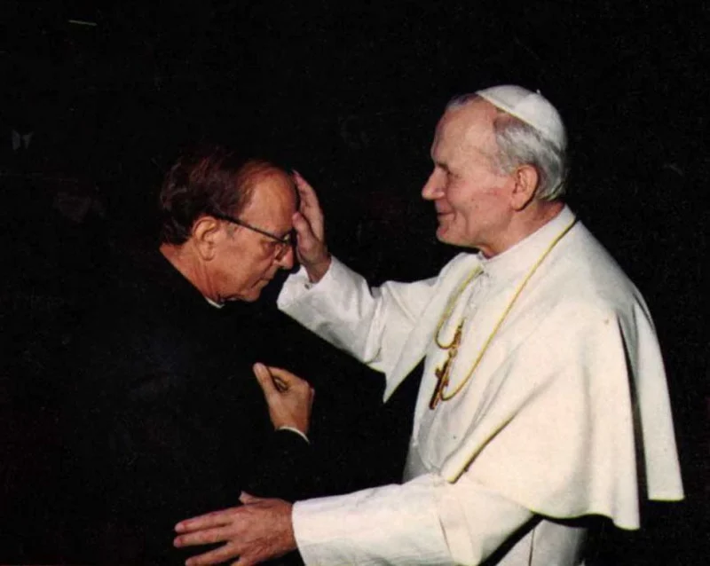 El sacerdote Marcial Maciel recibe la bendición del papa Juan Pablo II.TARCISIO SAMANIEGO (Cuartoscuro)