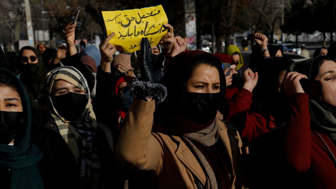 Un grupo de jóvenes afganas se manifestaban en Kabul el pasado jueves, 22 de diciembre, contra la prohibición de estudiar en las universidades ordenada por los talibanes. Foto: STRINGER (REUTERS)