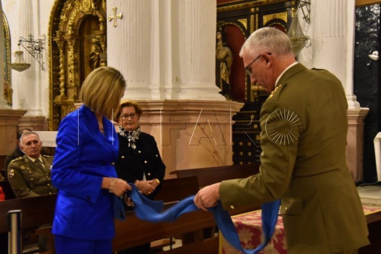 El coronel Jefe de Estado Mayor de Ceuta entrega su fajín a la Virgen de África durante una misa con asistencia del comandante general y el jefe de la Legión