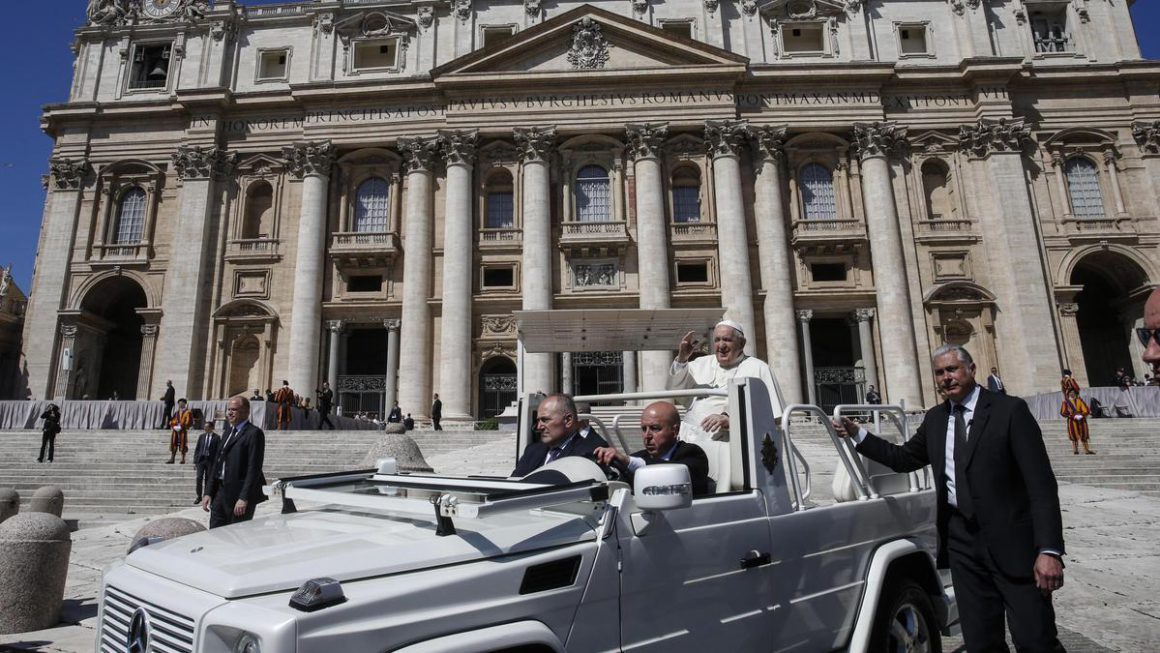 El Papa Francisco llega este miércoles a la Audiencia General semanal en la plaza de San Pedro. EFE/Fabio Frustaci