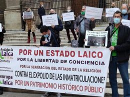 Concentración de Granada Laica contra las inmatriculaciones clericales