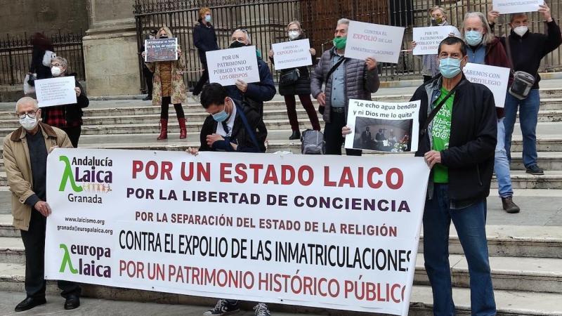 Concentración de Granada Laica contra las inmatriculaciones clericales