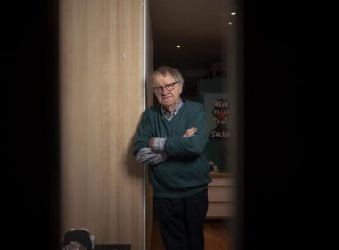 Ian Gibson, hispanista, fotografiado en su casa de Lavapiés, Madrid. Foto: Olmo Calvo