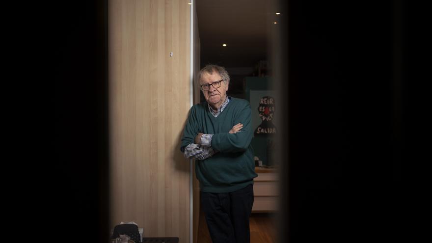 Ian Gibson, hispanista, fotografiado en su casa de Lavapiés, Madrid. Foto: Olmo Calvo