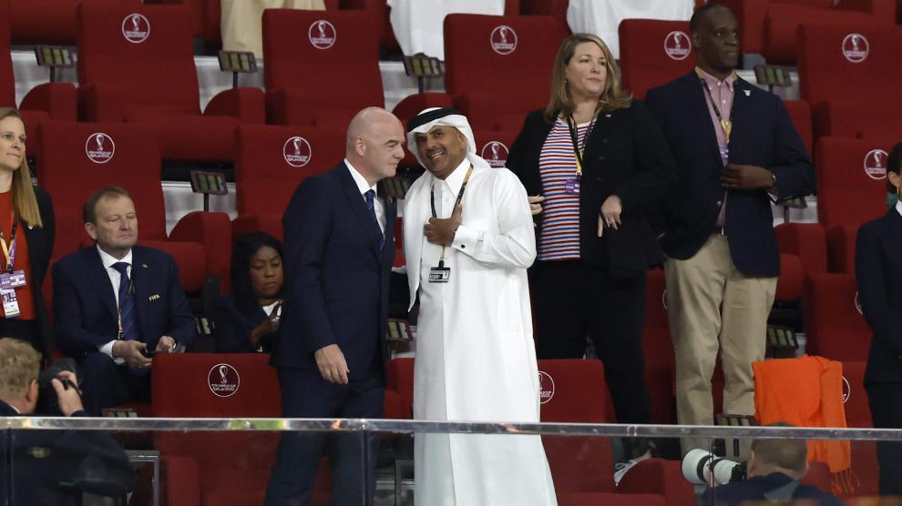 El emir de Qatar, Tamim bin Hamad Al Thani, y el presidente de la FIFA, Gianni Infantino, en un partido de octavos de Mundial el sábado pasado.