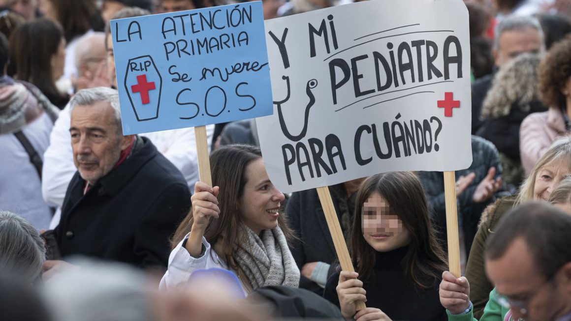 Cientos de sanitarios asisten a una concentración convocada por el sindicato Amyts en apoyo de la huelga de médicos y pediatras en toda la Atención Primaria de Madrid, en la Plaza del Museo Reina Sofía, en Madrid. EFE