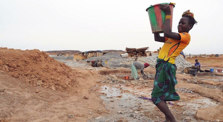 © UNICEF/Christine Nesbitt Los niños de Burkina Faso se dedican a las peores formas de trabajo infantil, como la extracción artesanal de oro y las canteras.