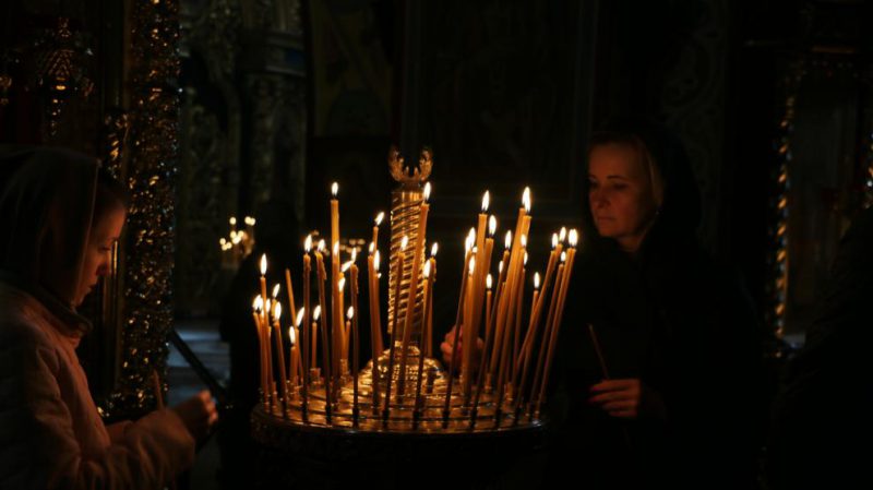 Imágenes de fieles en una iglesia ortodoxa. Foto: Olha Kosova