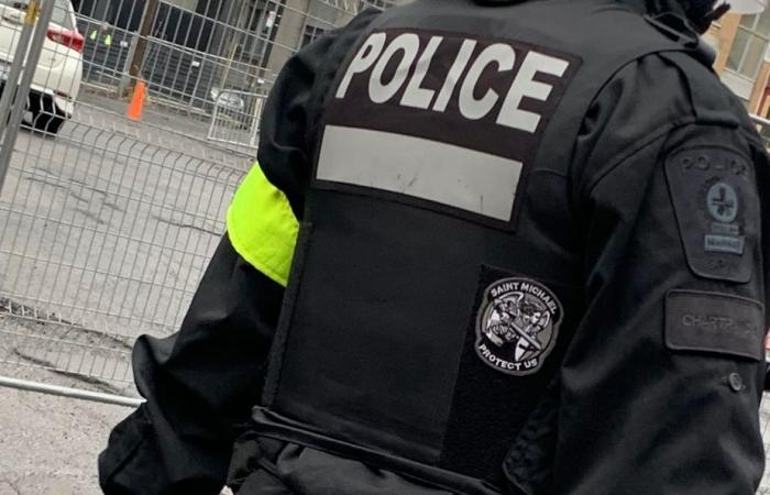 Un policía de Montreal portando una insignia religiosa