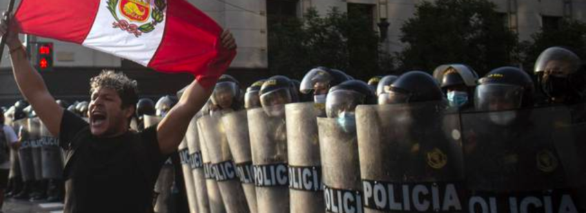 Manifestante ante la policía peruana. Foto: Caracol Radio
