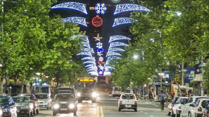 La Avenida 18 de Julio de Montevideo decorada con luces invernales