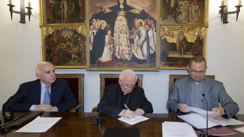 El cardenal Antonio Cañizares firma el decreto de creación en Valencia de la Real Congregación de Arquitectos de Nuestra Señora de Belén en su Huída a Egipto. VÍCTOR GUTIÉRREZ (ARZOBISPADO DE VALENCIA)