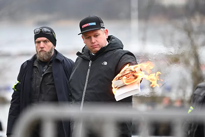El extremista de derecha, Rasmus Paludan, quema un Corán en Estocolmo.Fredrik Sandberg/TTEFE