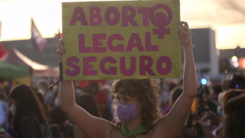 Una mujer sostiene un cartel a favor del aborto legal durante la movilización para conmemorar el Día Internacional de la Mujer, en Brasilia (Brasil). Joédson Alves/EFE