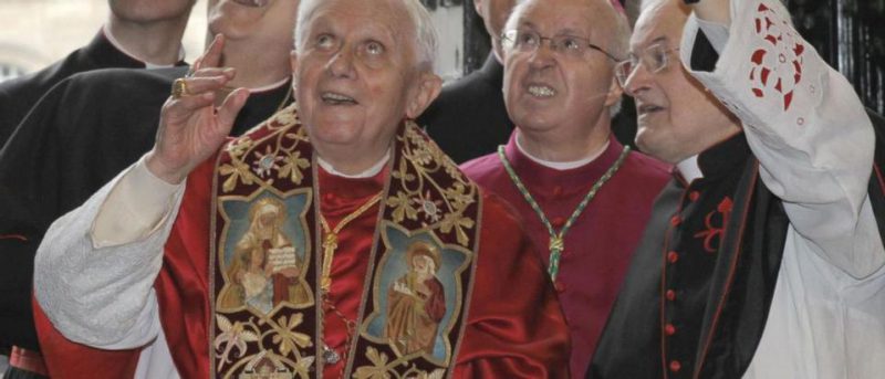 Benedicto XVI, el arzobispo Julián Barrio y el deán de la catedral de Santiago. | // L.JR.