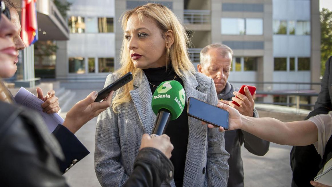 La líder de Hogar Social Madrid (HSM), Melisa Domínguez, ofrece declaraciones a los medios a su llegada al juicio por la protesta ante la mezquita de la M-30 en el 2016 Juan Barbosa / Europa Press