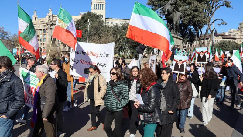La marcha por los derechos humanos en Irán, a su paso por plaza Catalunya. foto: ACN