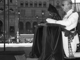 Francisco Franco, y su mujer Carmen Polo, asisten a la celebración de la eucaristía en la Plaza de España de Sevilla en 1968