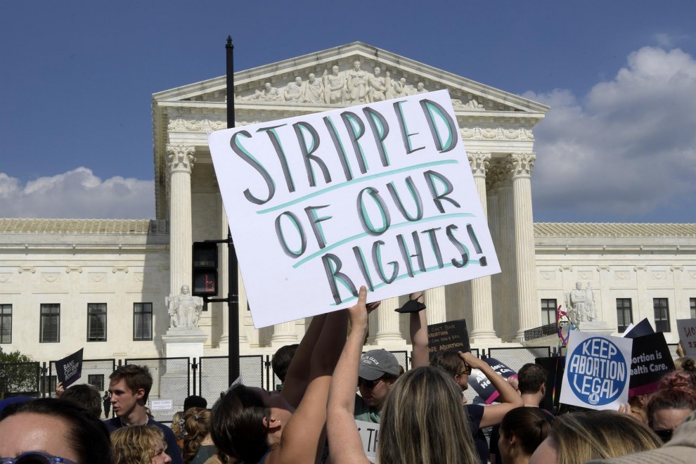 Una mujer sostiene una pancarta que dice "Despojadas de nuestros derechos", durante una manifestación contra el fallo que prohíbe el aborto, frente al Tribunal Supremo en Washington. — Lenin Nolly / EFE