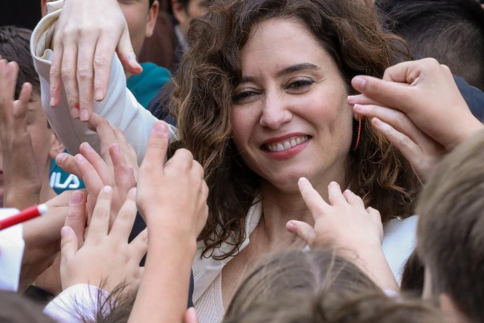 La presidenta de la Comunidad de Madrid, Isabel Díaz Ayuso, se despide de los alumnos a su salida del colegio bilingüe San Agustín Los Negrales de Guadarrama, a 11 de noviembre de 2022, en Guadarrama, Madrid (España). —