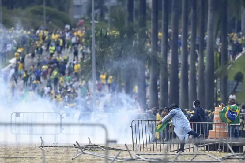 Manifestantes 'bolsonaristas' invaden el Congreso Nacional, el Supremo Tribunal Federal y el Palacio del Planalto, sede de la Presidencia de la República de Brasil, el pasado domingo. — Andre Borges / EFE