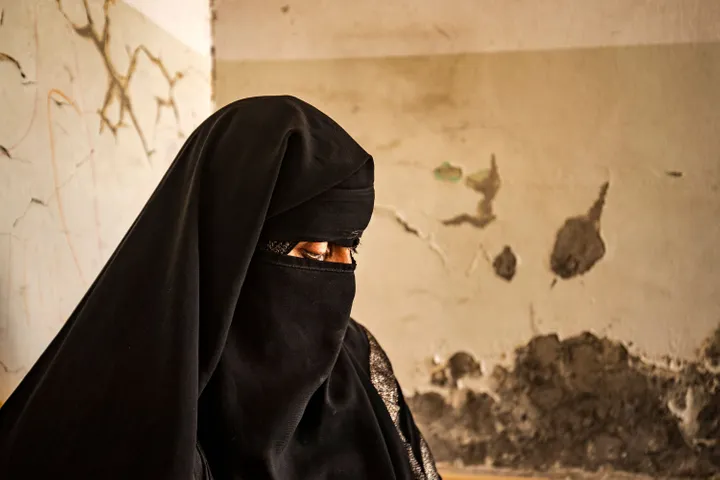Una mujer en Raqqa (capital temporal del Estado Islámico), en una imagen de archivo.DELIL SOULEIMAN via AFP via Getty Images