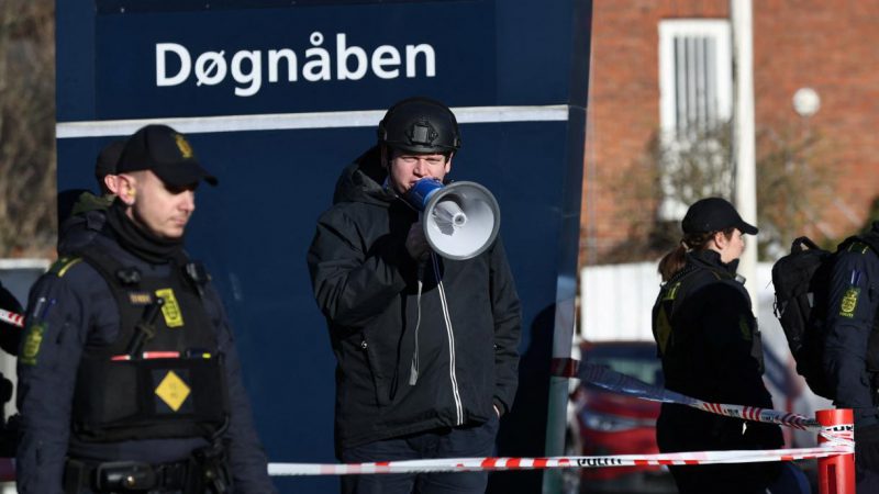 El ultraderechista Rasmus Paludan durante la acción en la que quemó un Corán frente a una mezquita en Dinamarca