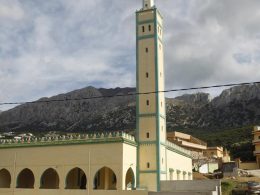 Vista de la mezquita de la localidad de Ued el Marsa (Marruecos), donde creció el presunto terrorista de Algeciras, este jueves. EFE/María Traspaderne