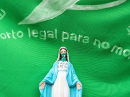Detalle de una pancarta durante una manifestación en Madrid a favor de la despenalización del aborto en Argentina. Sara Garchi