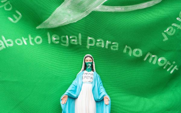 Detalle de una pancarta durante una manifestación en Madrid a favor de la despenalización del aborto en Argentina. Sara Garchi