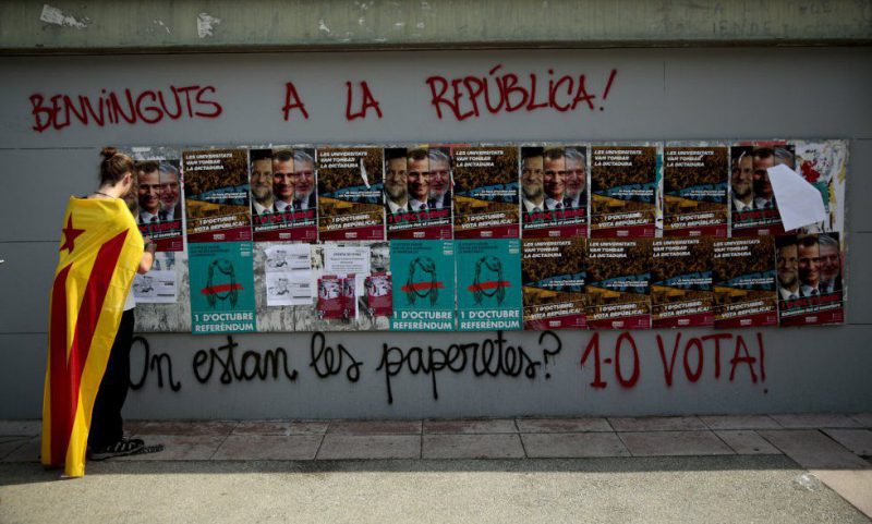 Pintadas independentistas en la Universidad Autónoma de Barcelona "contra la represión y por el derecho a decidir", en 2017. Foto: ANDREA COMAS (EL PAÍS)