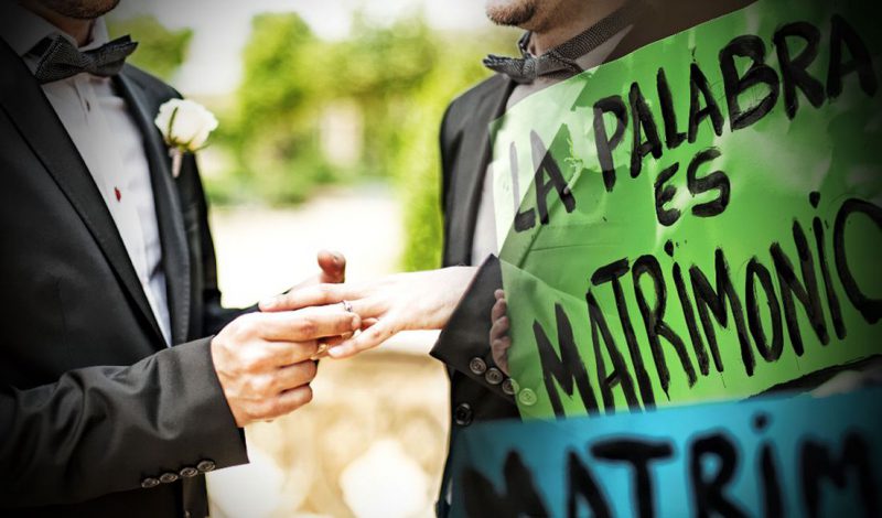 Collage de un matrimonio de dos hombres recién casados con un cartel sobrepuesto reivindicativo del matrimonio igualitario