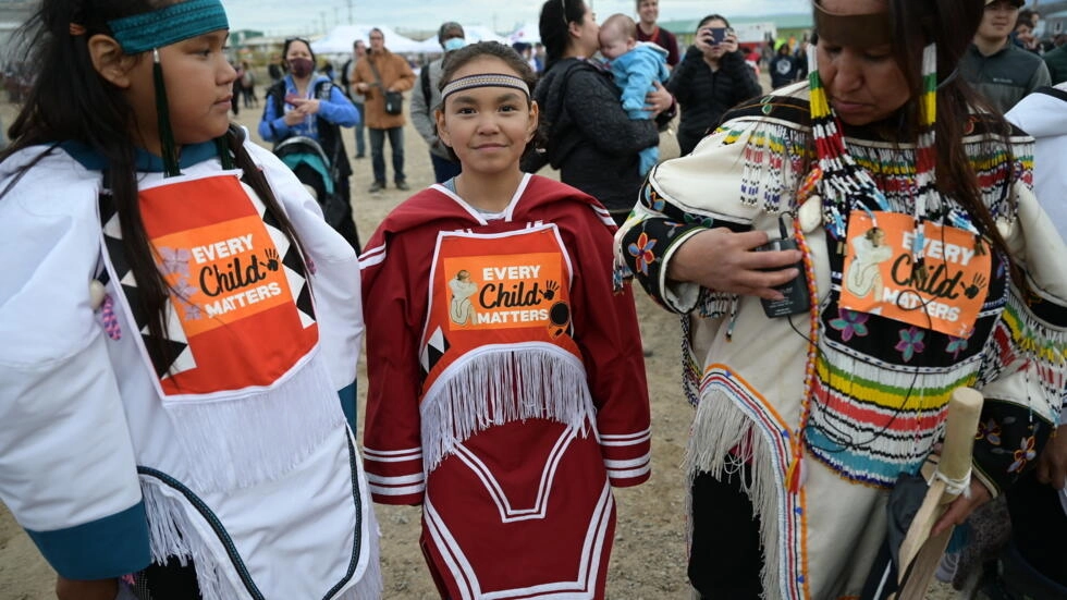 Mujeres indígenas que llevan en sus ropas la leyenda "Todos los niños importan" esperan la llegada del papa Francisco a la escuela Nakasuk en Iqaluit, Nunavut, Canadá, el 29 de julio de 2022 © Vincenzo PINTO / AFP/Archivos