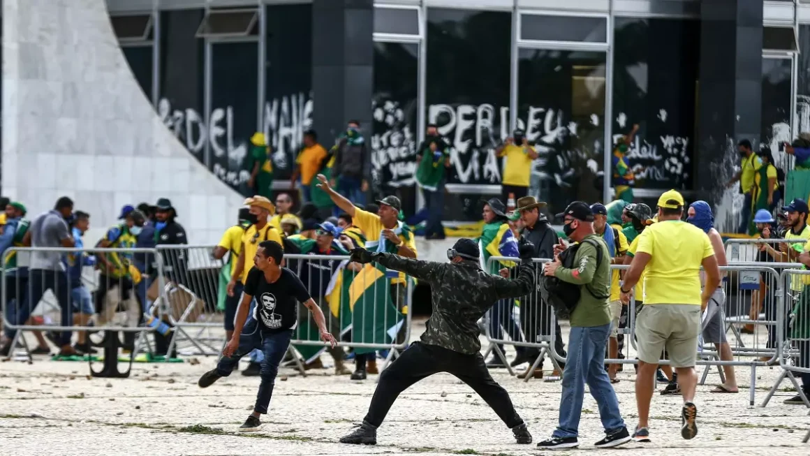 Simpatizantes de Bolsonaro se enfrentan a la policía durante el asalto al palacio presidencial de Brasil, este domingo.