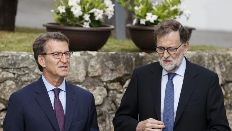 El expresidente de España, Mariano Rajoy, y el presidente del PP, Alberto Núñez Feijóo, en el "Foro la Toja-Vínculo Atlántico", en octubre de 2022. EFE