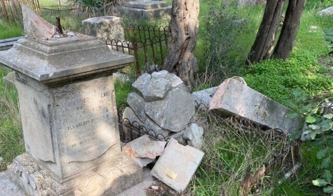 lápidas profanadas por judíos en cementerio anglicano de Jerusalén