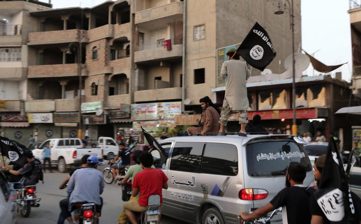 Miembros del Estado Islámico entran en la ciudad de Raqqa. en junio de 2014. / Reuters