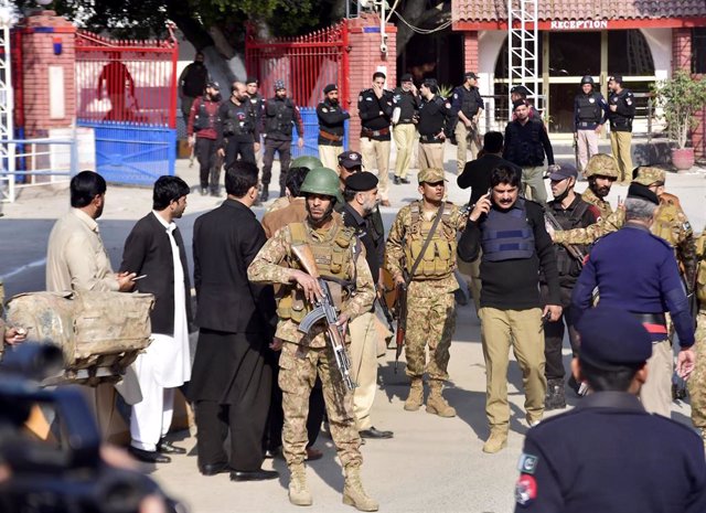 Personal de seguridad monta guardia en el lugar de la explosión en Peshawar, al noroeste de Pakistán