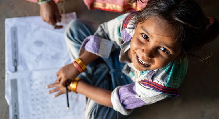 © UNICEF/Panjwani Una niña estudia en su casa de Gujarat (India).