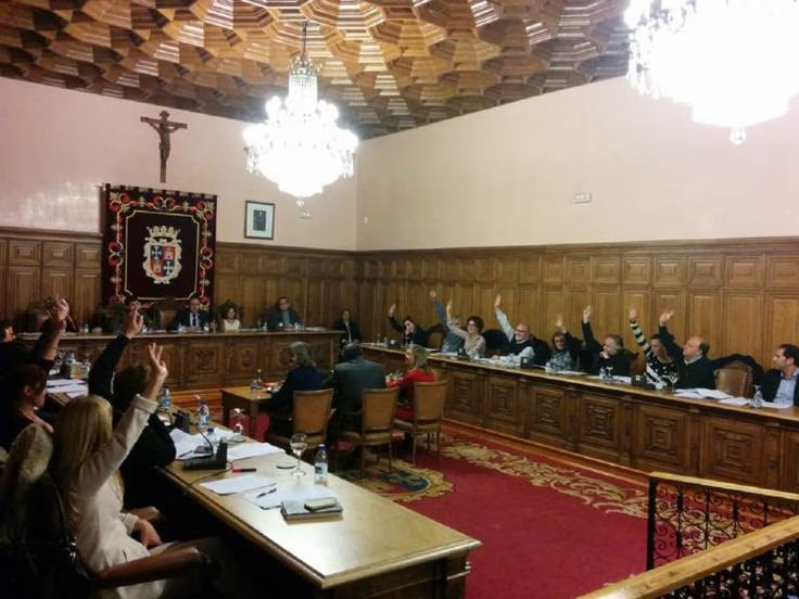 Imagen del Salón de Plenos del Ayuntamiento de Palencia en la que se puede ver el crucifijo que ha sido retirado / Radio Palencia