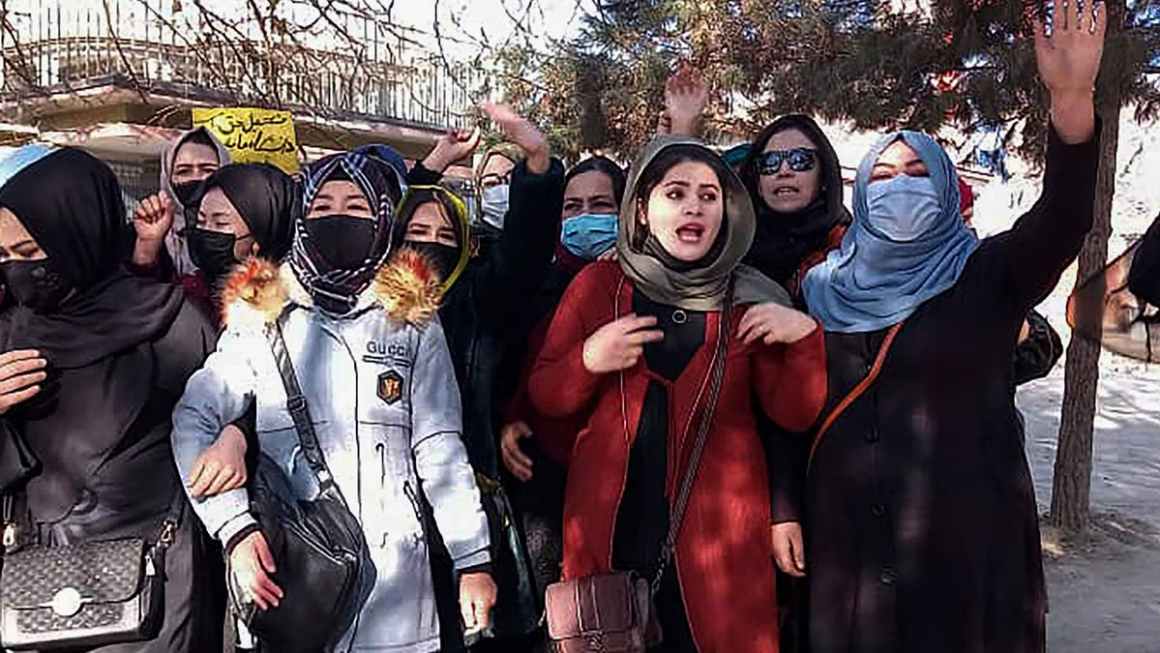 Un grupo de afganas protesta contra la prohibición de la educación universitaria para las mujeres, el pasado diciembre en Kabul. Foto: AFP