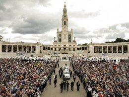 El papa Francisco, en el santuario de Fátima, en su última visita a Portugal en mayo de 2017.PAULO NOVAIS (efe)