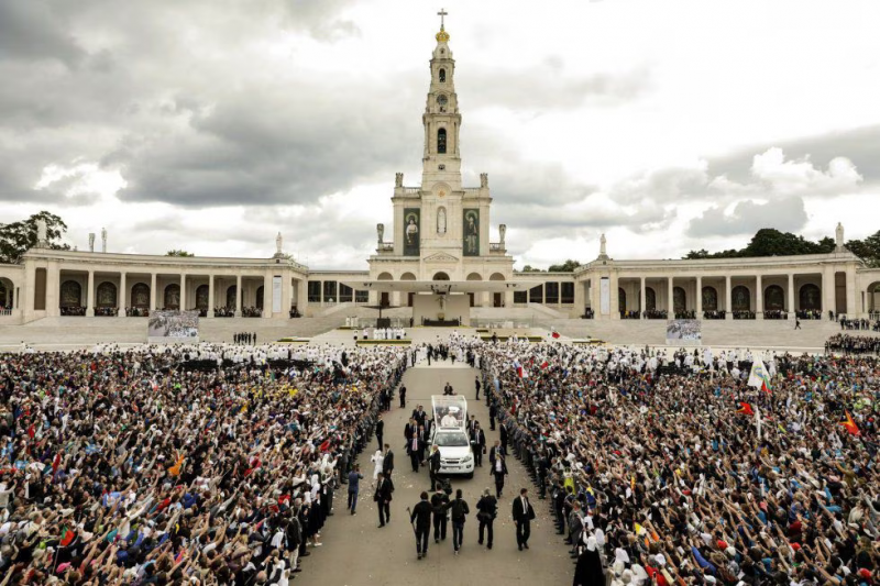 El papa Francisco, en el santuario de Fátima, en su última visita a Portugal en mayo de 2017.PAULO NOVAIS (efe)