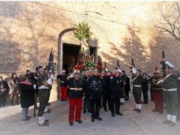 El alcalde (PSOE) de Madridejos (Toledo) y autoridades civiles y militares en la misa y procesión de San Sebastián cuya imagen es escoltada por el Ejército