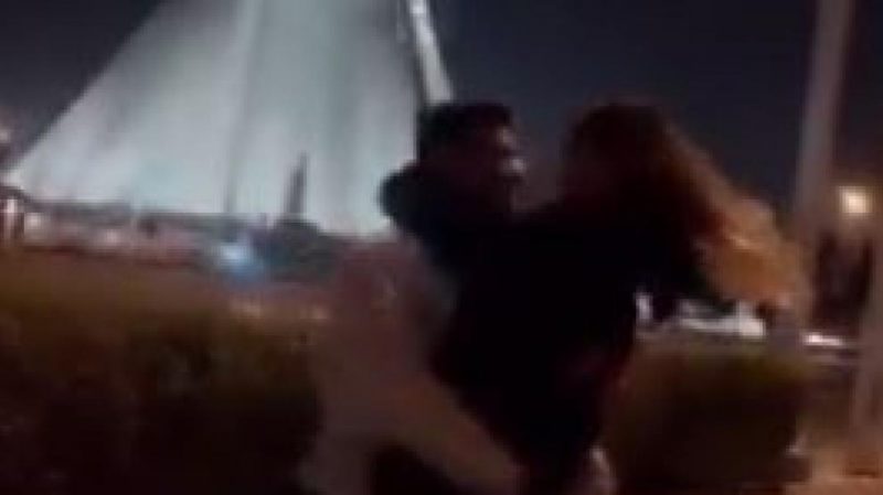 El joven coge en brazos a la chica mientras bailan en el centro de Teherán.TWITTER