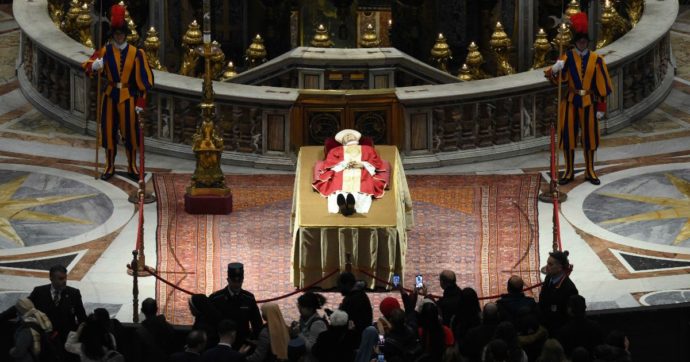 Ratzinger siendo velado en el Vaticano