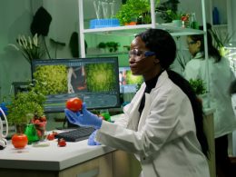 Una científica examinando una fruta en un laboratorio