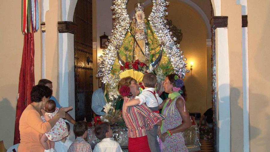 Ofrenda floral a la Virgen de la Estrella, días antes de su celebración. CASAVI